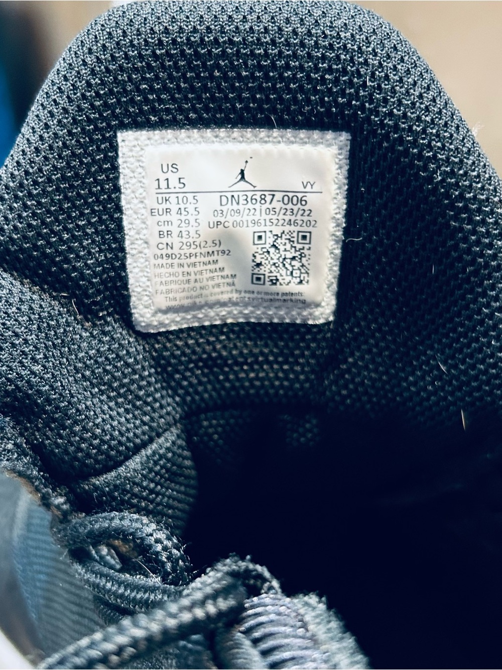 Jordan Max Aura 4 in Black, Red, and White - Picture 5 of 8